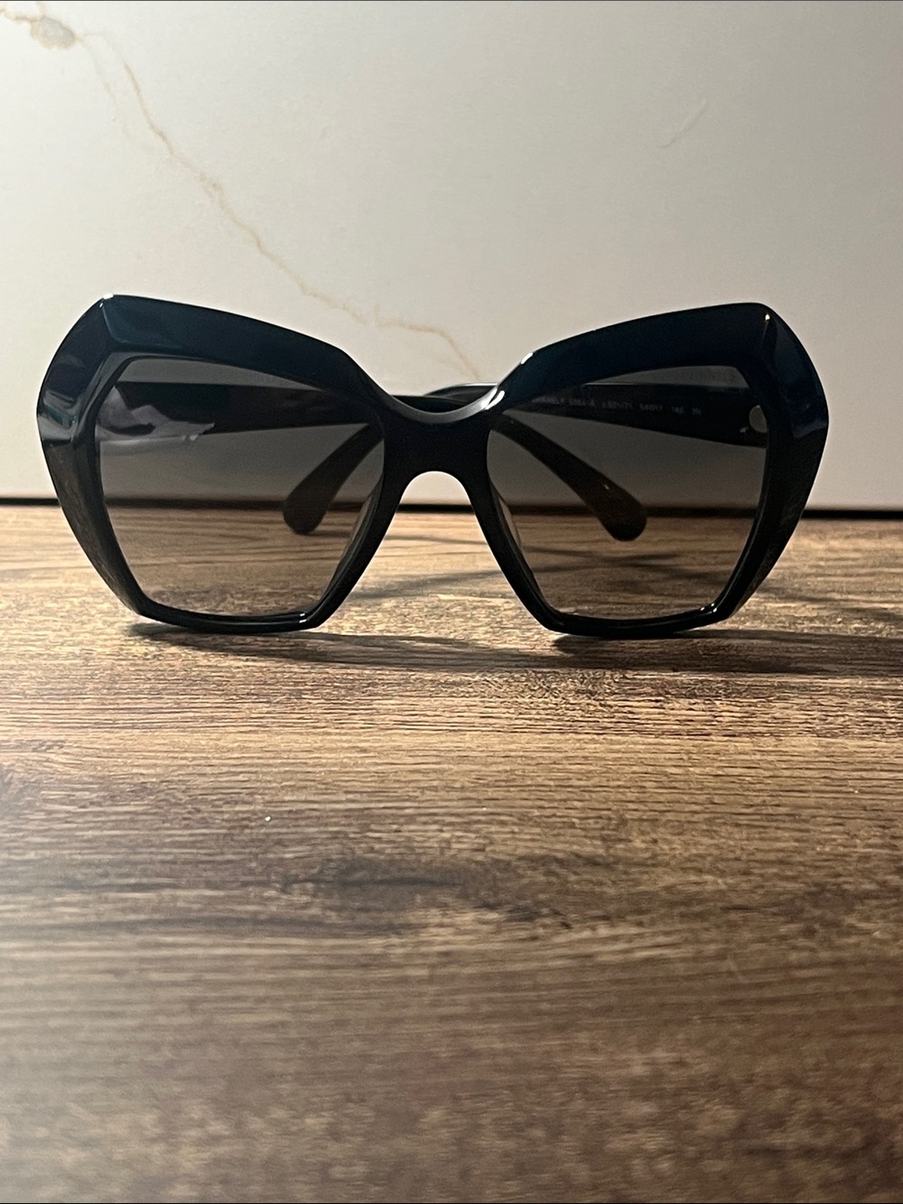 Authentic Chanel black sunglasses with subtile logo on temples. 5364-A